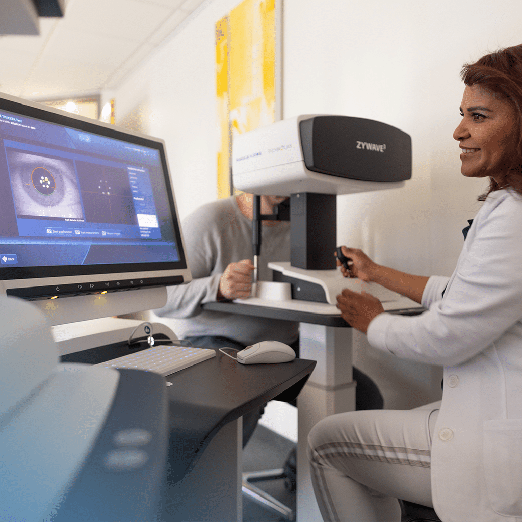 Mitarbeiterin führt eine Augendiagnose durch