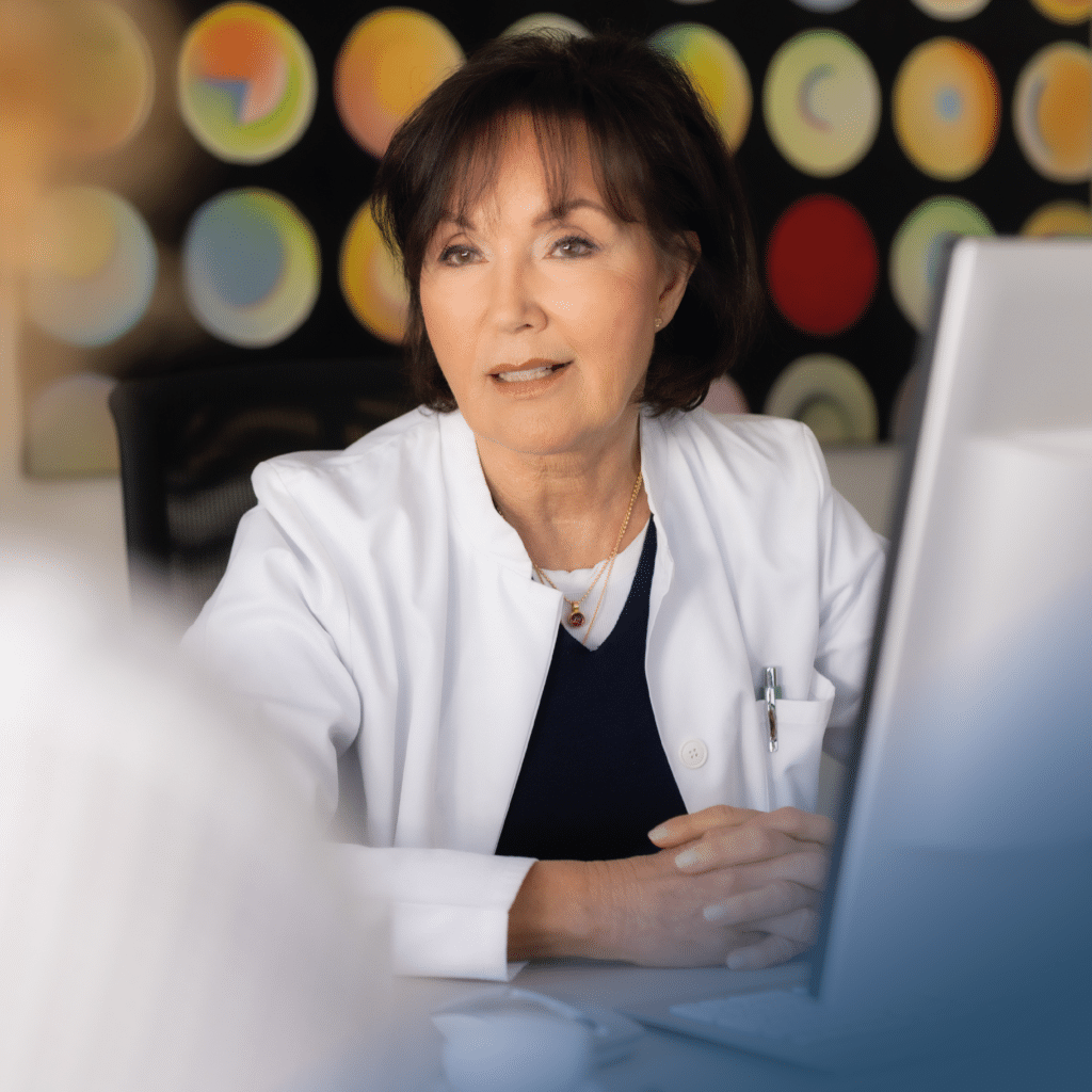 Dr. med. Beate Steinhorst berät einen Patienten