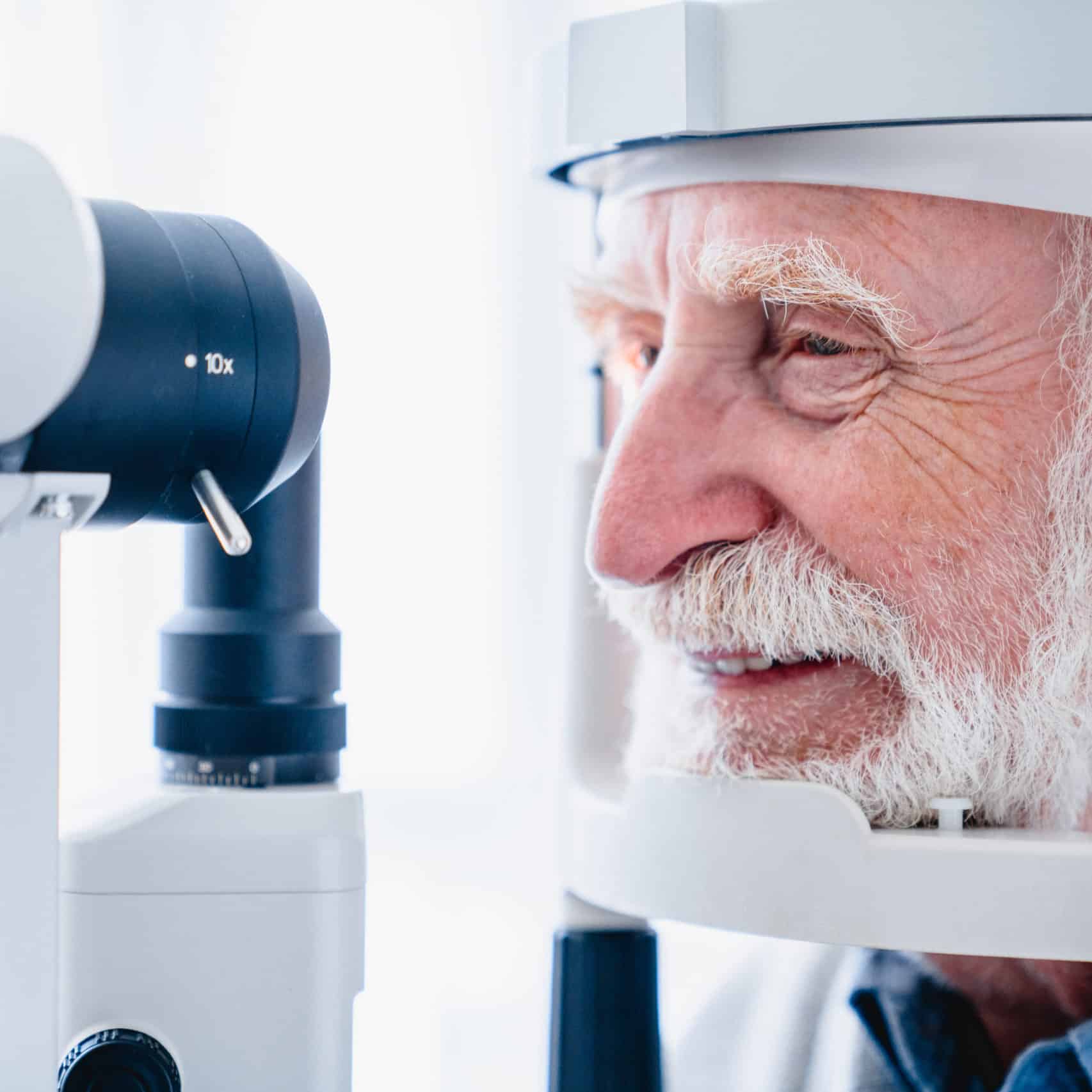 Älterer Patient bei einer Augenuntersuchung für Grauen Star