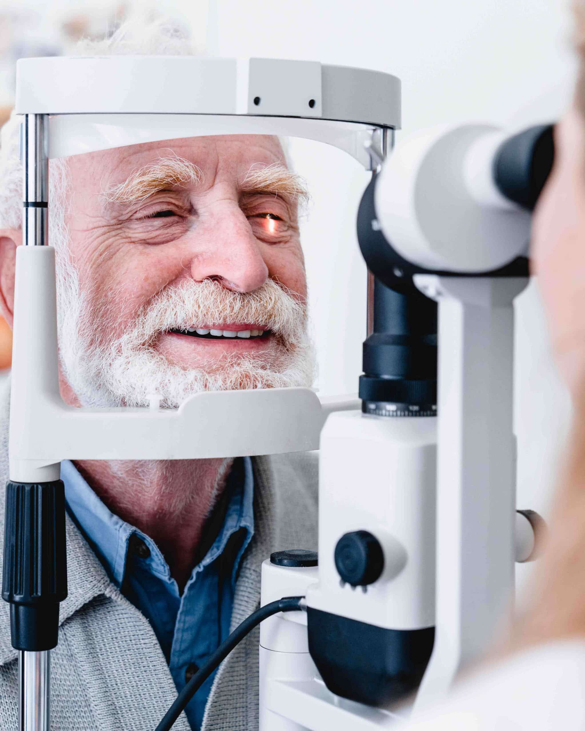 Älterer Patient bei einer Augenuntersuchung