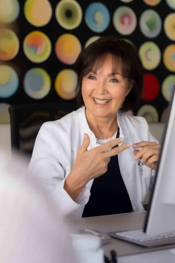 Dr. med. Beate Steinhorst berät einen Patienten