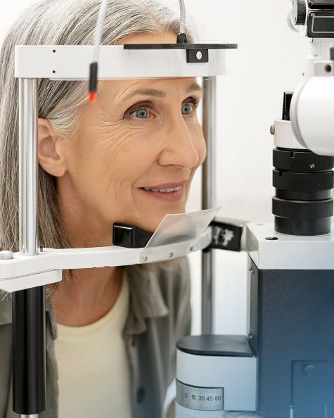 Ältere Frau bei einer präzisen Augenlaserbehandlung im Laserzentrum Wiesbaden.