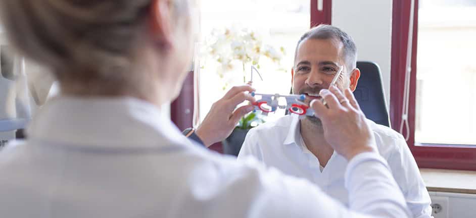 Arzt führt Laserbehandlung bei Patientin im Laserzentrum Wiesbaden durch.
